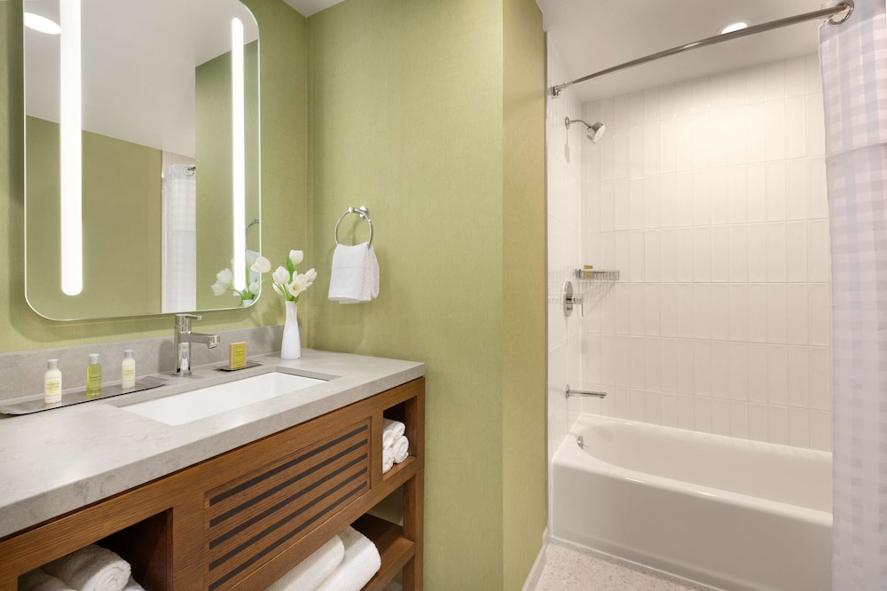 Room, 2 Queen Beds, Kitchen, Poolside - Photo 6