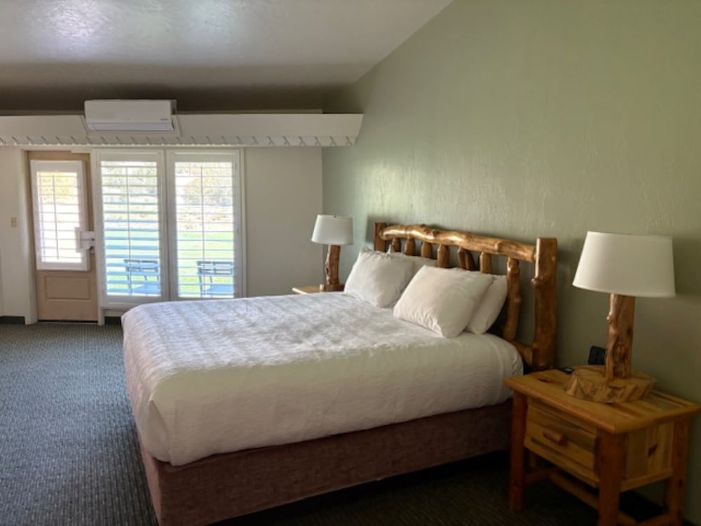 Standard Room, 1 King Bed, Accessible, Refrigerator & Microwave