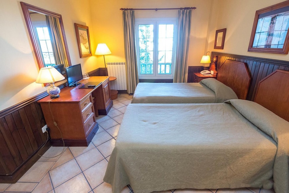 Habitación Triple Estándar (2 Adultos y 1 Niño)