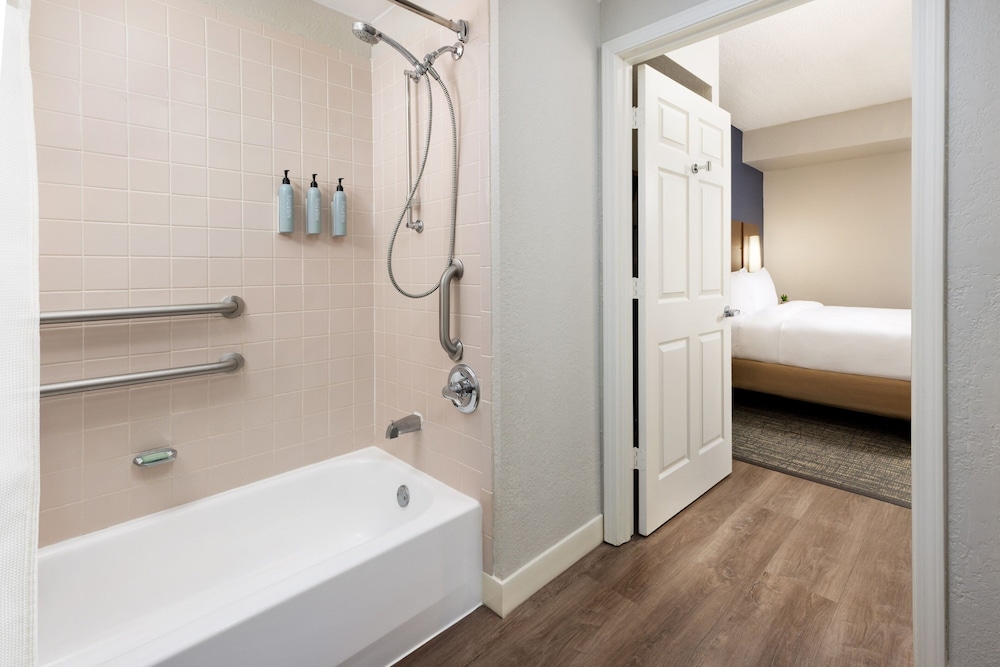 Suite, 1 Bedroom - Photo 8