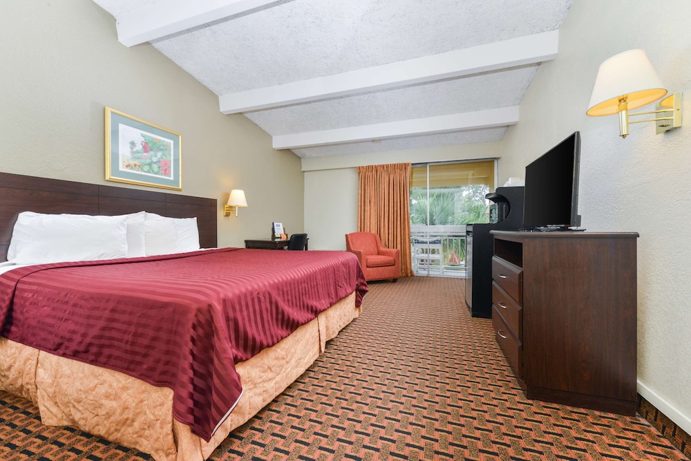 Room, 1 King Bed, Non Smoking, Balcony - Photo 1