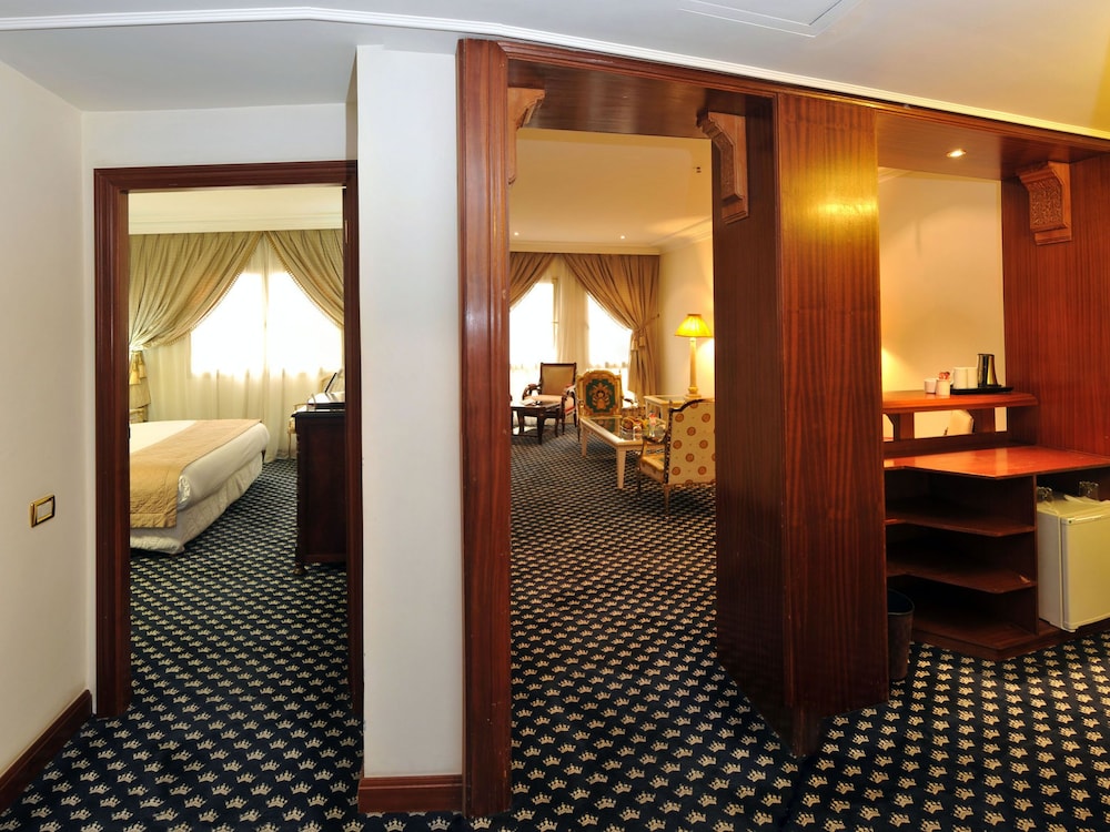 Royal Suite, 1 King Bed - Photo 4