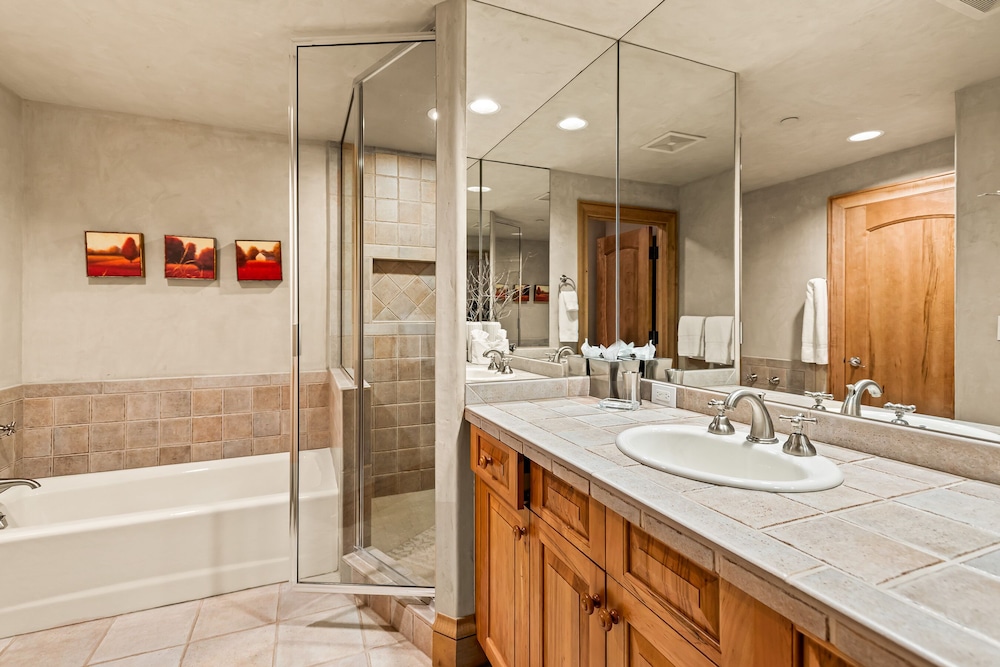 Luxury Townhome, 4 Bedrooms, Hot Tub, Slope side photo 3