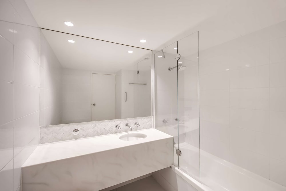 Guest Room Queen thumbnail 5