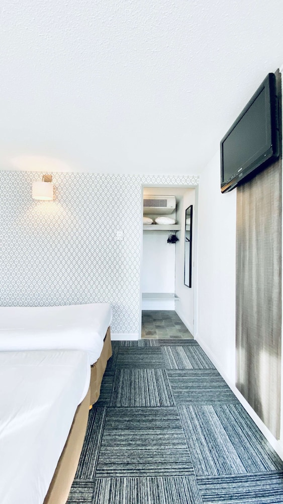 Standard Room, 2 Twin Beds - Photo 8