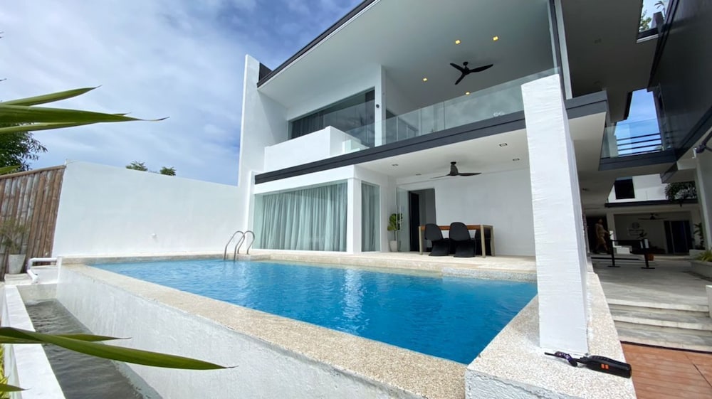 Executive Suite - Photo 4
