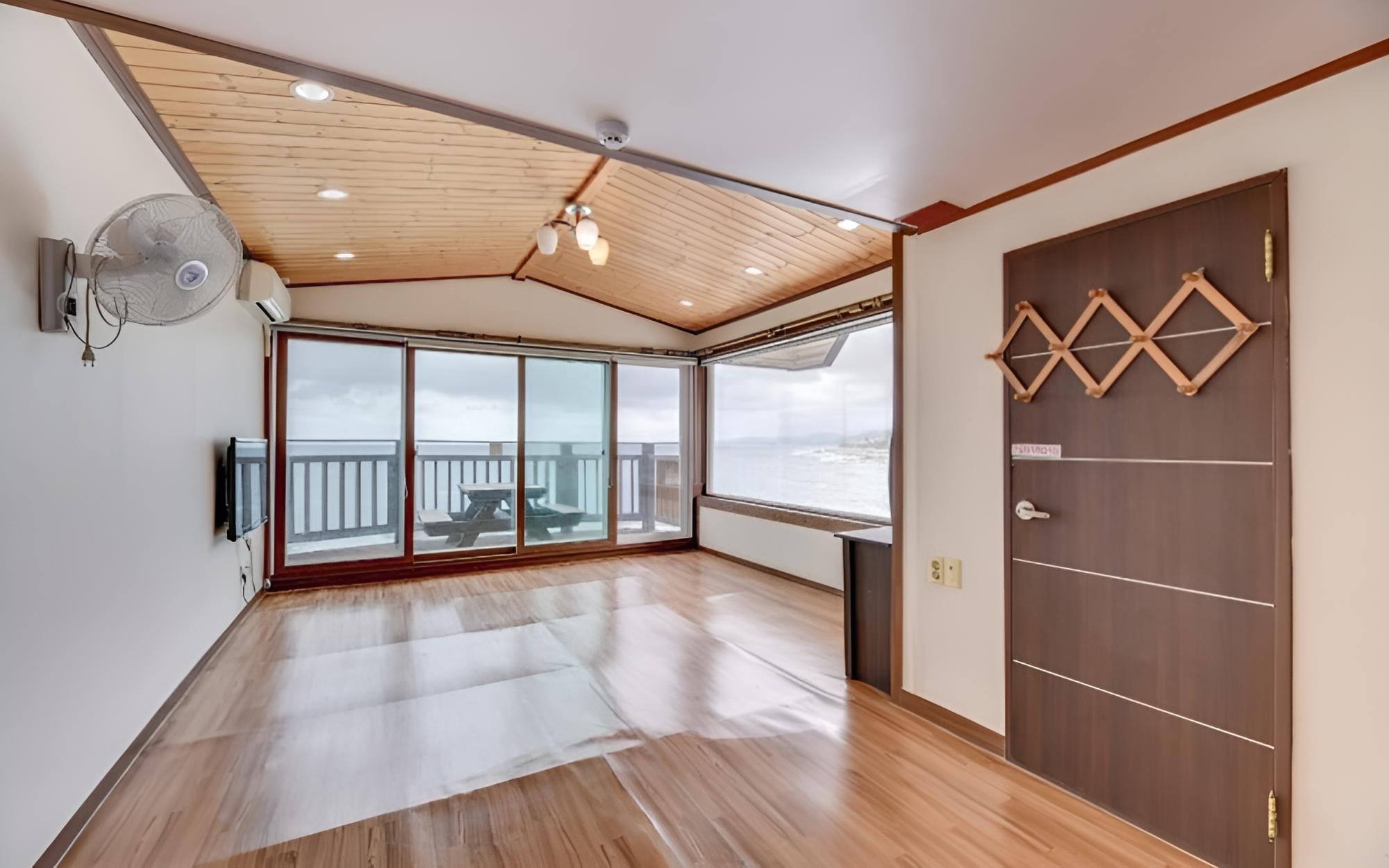 Room (206 (Ocean view)) - Photo 3