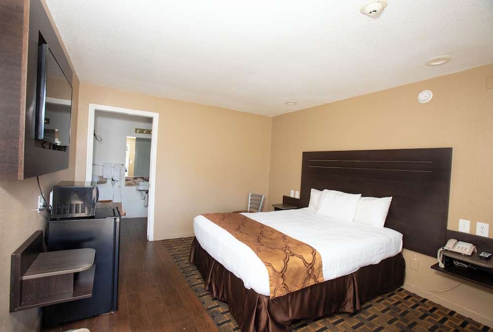 Standard Room, 1 King Bed, Smoking photo 2
