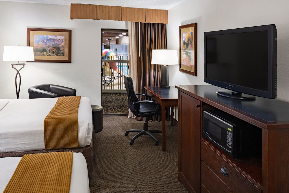 Deluxe Room, 2 Queen Beds, Poolside (Deluxe Double-Queen, Poolside) - Photo 1