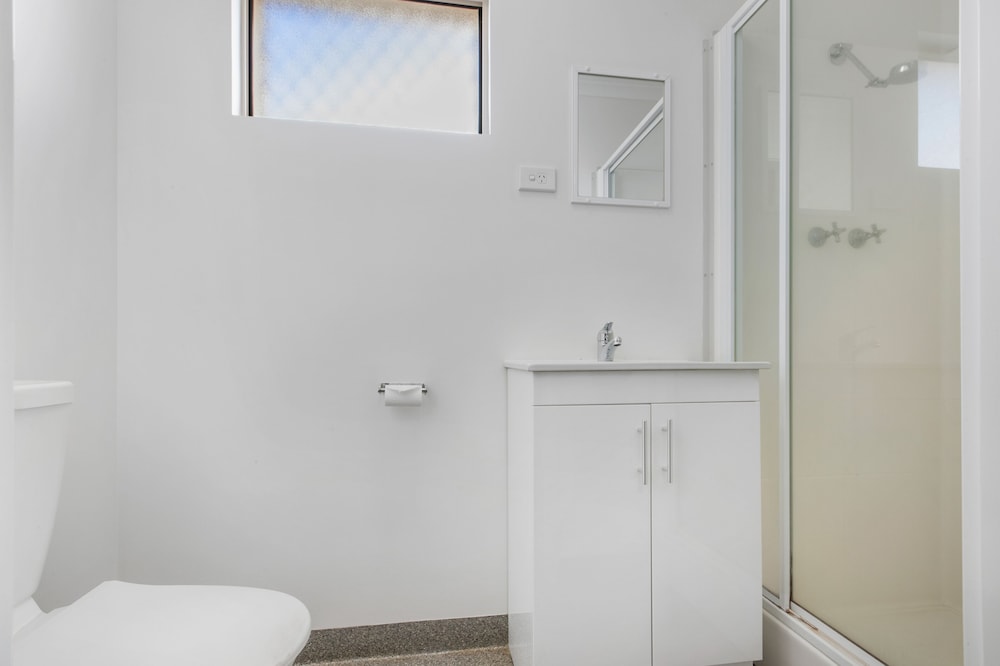 Superior Queen with Shared Kitchenette photo 3