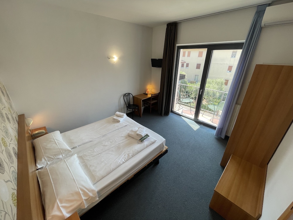 Double or Twin Room, Partial Lake View photo 2