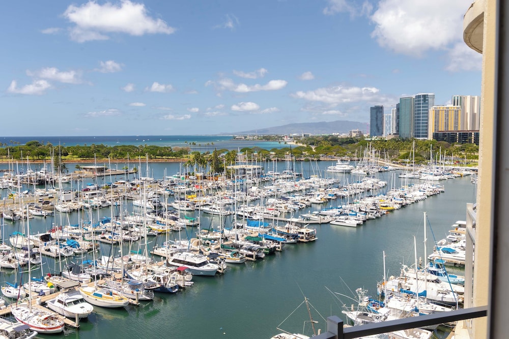 Ocean View 1BR at Ilikai Marina: Apartment, 1 Bedroom, Ocean View (0187) photo