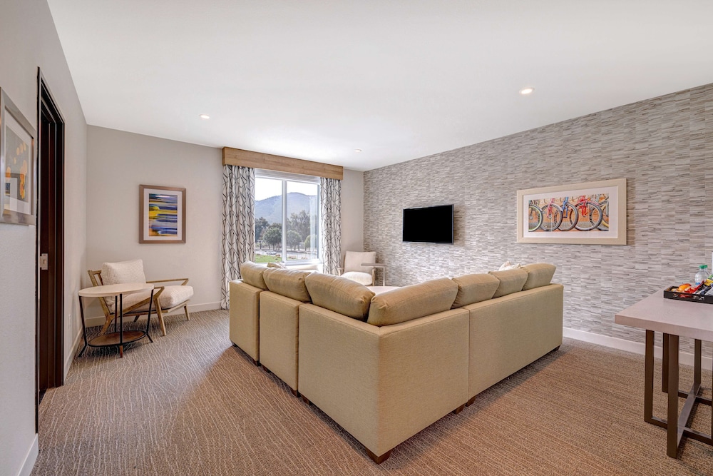 Suite, 1 Bedroom, 1 King Bed and Sofa Bed, Accessible (3x3 Shower) - Photo 6