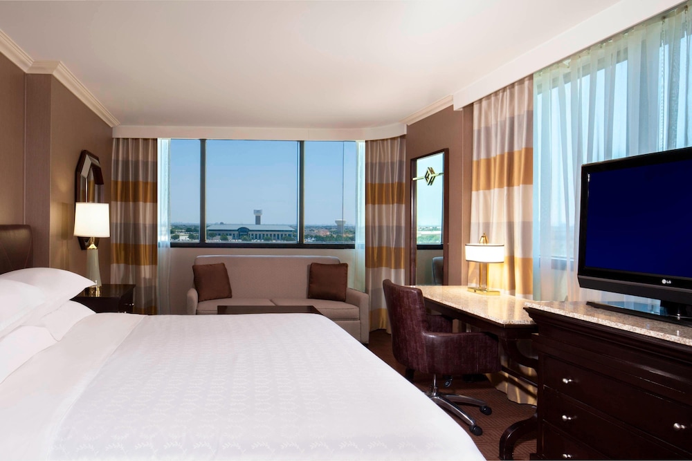 Club Room, 1 King Bed (Hearing Accessible) - Photo 3