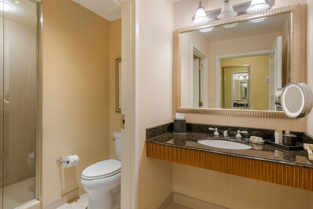 Deluxe Suite, 1 King Bed, Balcony (Champions Gate Suite) thumbnail 5