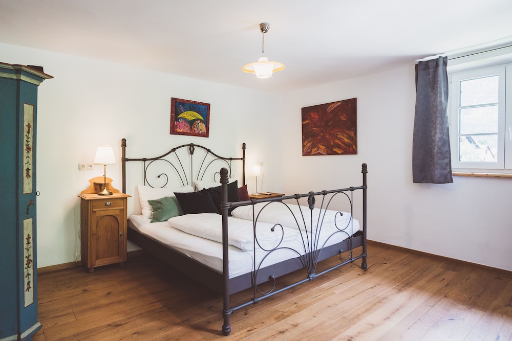 Traditional Apartment, 1 Queen Bed, Non Smoking, Mountain View