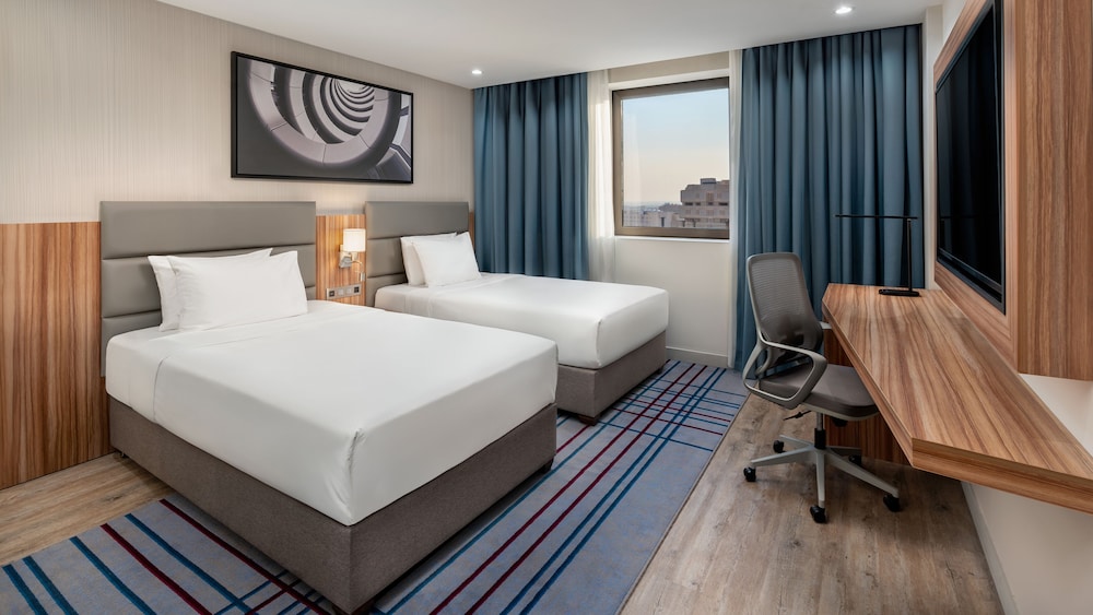 Standard Room, 2 Twin Beds, City View - Photo 3