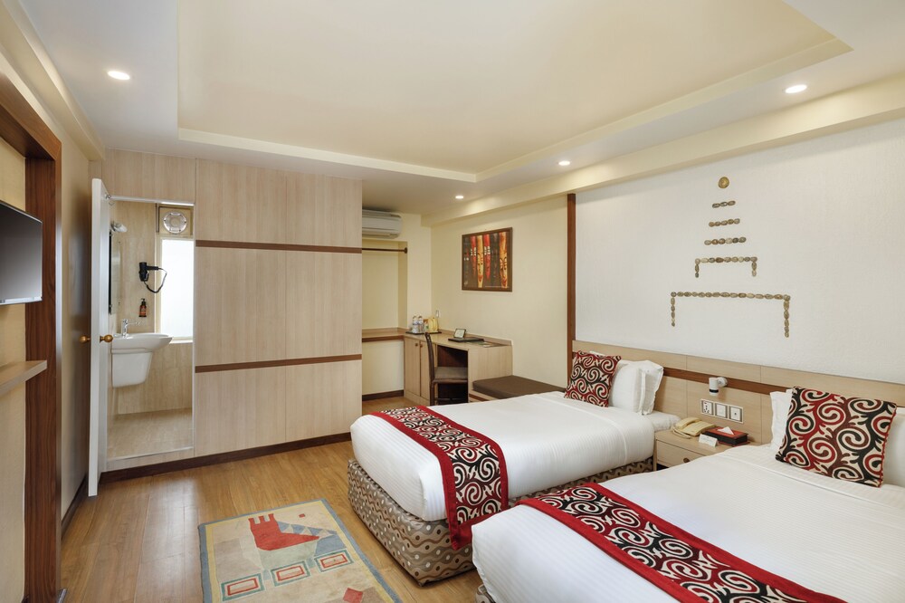 Standard Twin or Double Room with A/C - Photo 5