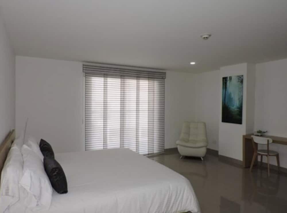 Junior Suite, 1 King Bed, Balcony photo 3
