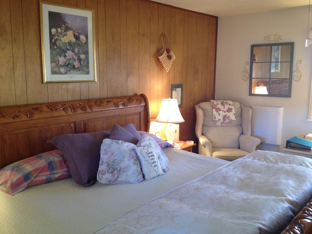 Room, 1 King Bed (Romance) photo 2