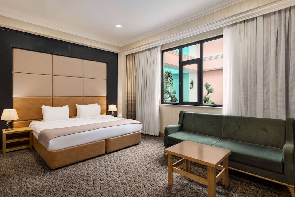 Deluxe Room, 1 King Bed, Non Smoking photo 1