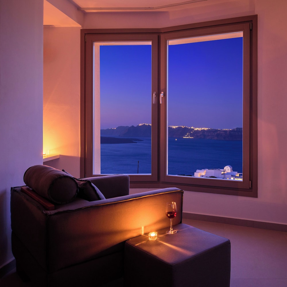 Panorama Suite with Hot Tub and Caldera View - Photo 5