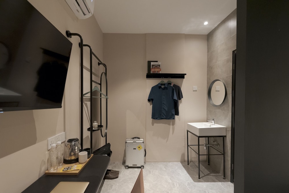 Deluxe Room, No Windows - Photo 3