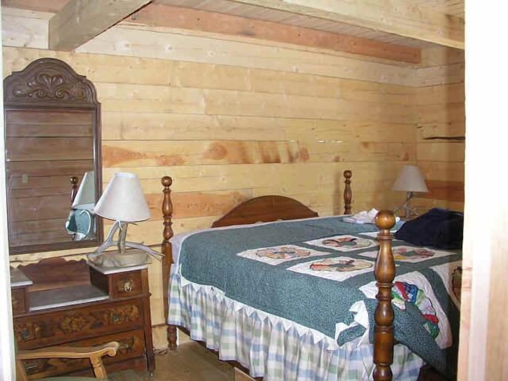 Traditional Cabin, 2 Bedrooms, 2 Bathrooms, Mountain View (River Access) photo 2