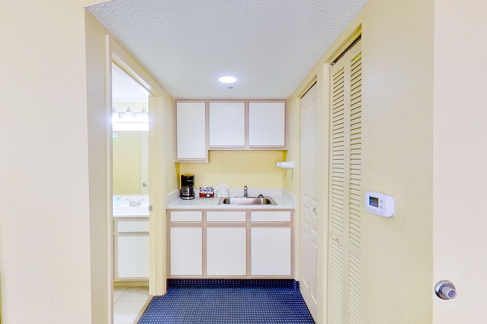 Room (Studio,2 Double Beds) photo 2
