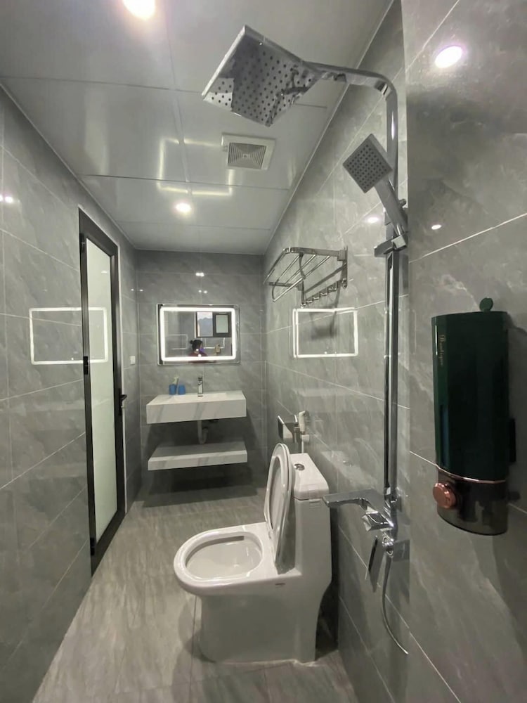 Basic Quadruple Room, City View photo 2