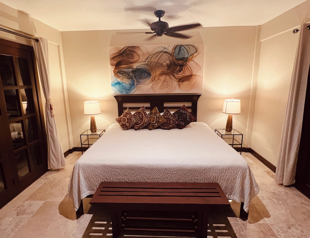 Deluxe Suite, 1 King Bed, Balcony