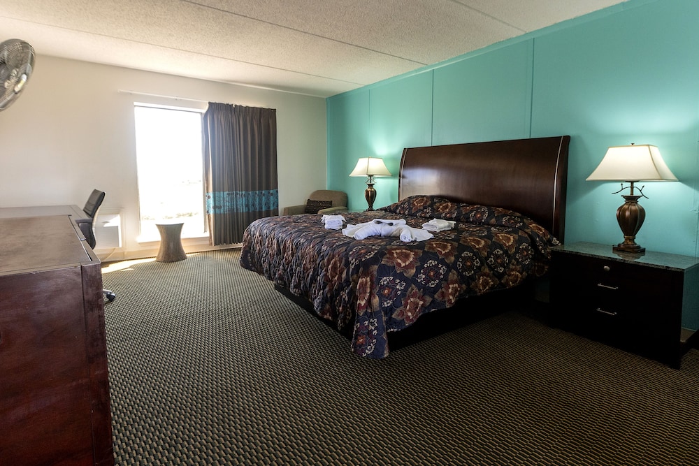 Classic Room, 1 King Bed, Poolside