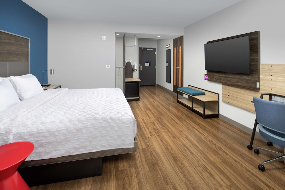 Room, 1 King Bed, Accessible (Roll-In Shower) - Photo 2