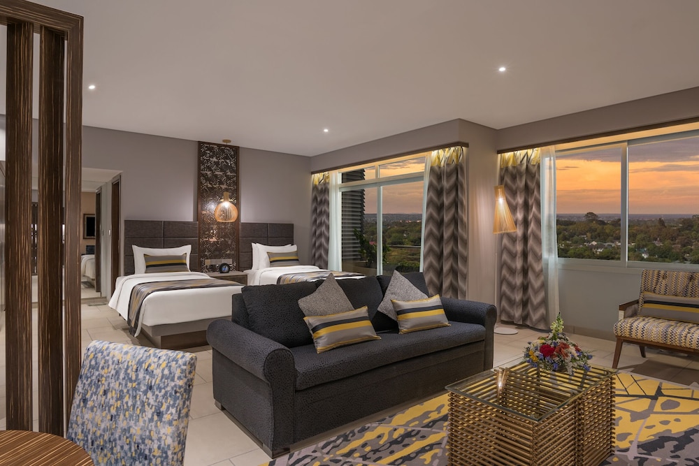 Executive Suite, 2 Twin Beds, Kitchenette - Photo 1