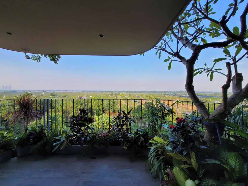 Signature Suite Double or Twin with Balcony, Garden View