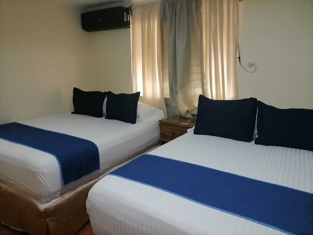 Standard Double Room, 2 Queen Beds photo 3