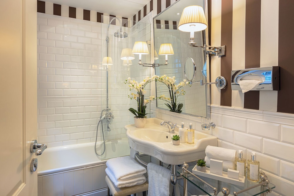 Superior Suite - Photo 10