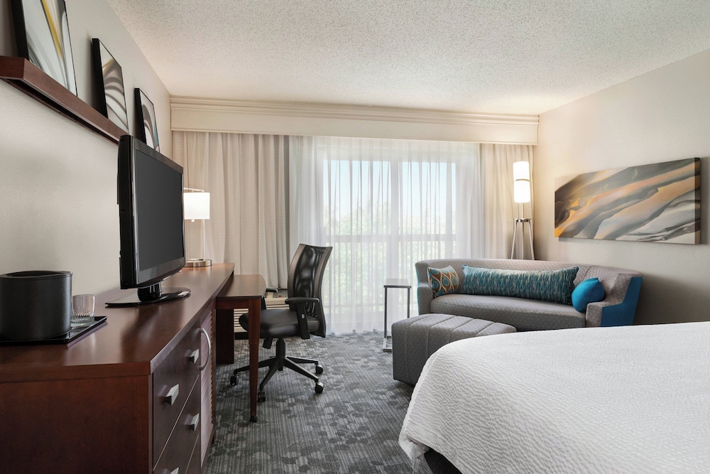 Room, 2 Queen Beds (Mobility Accessible, Roll-In Shower) photo 2