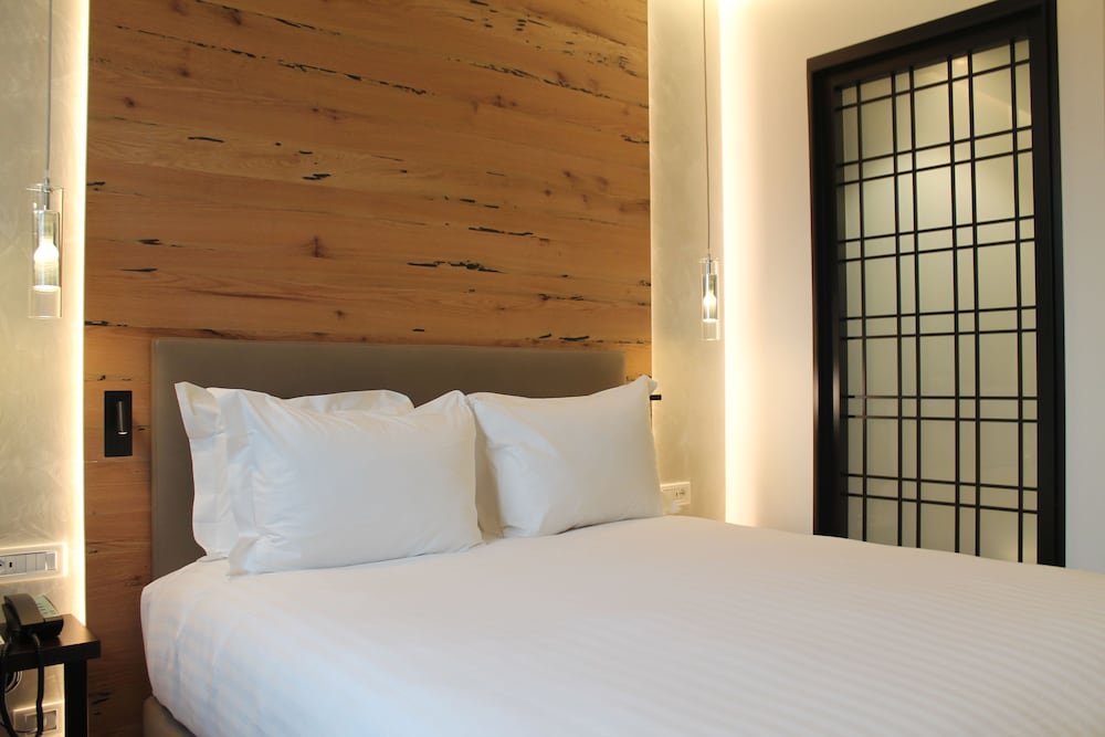 Junior Suite, 1 Queen Bed with Sofa bed photo 2