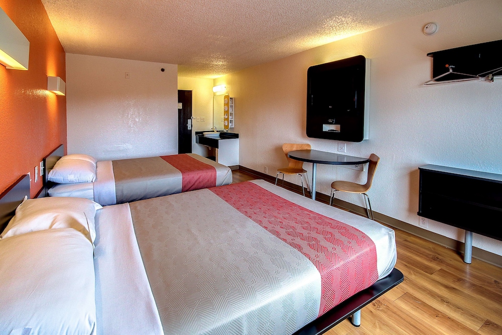 Deluxe Room, 2 Queen Beds, Non Smoking, Refrigerator & Microwave photo 3