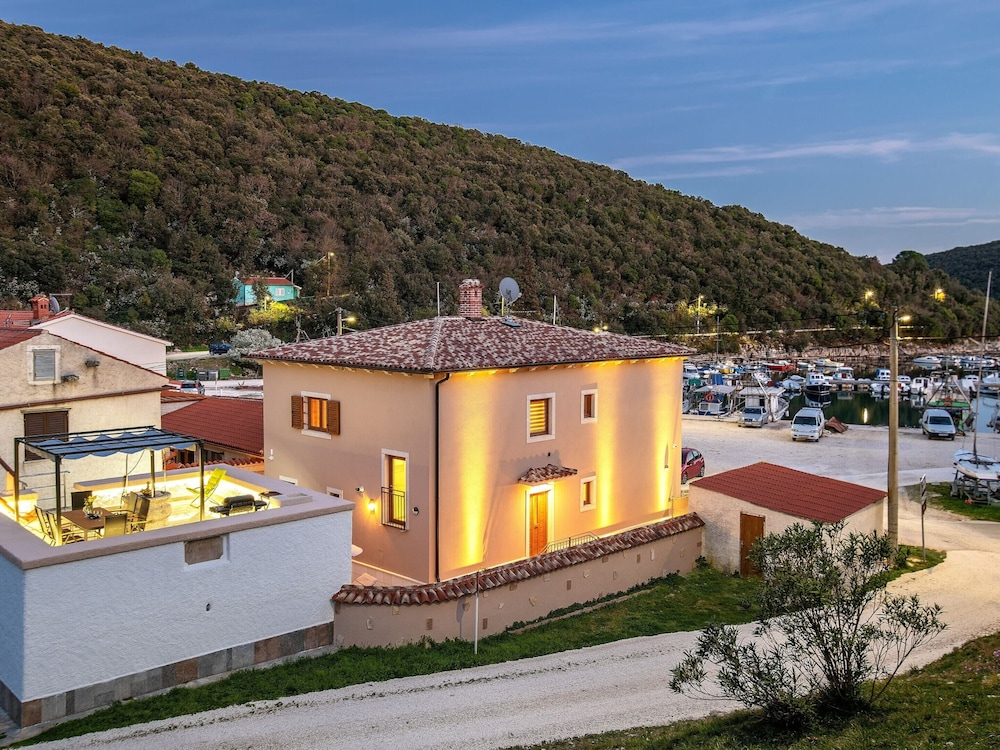 Villa photo 1