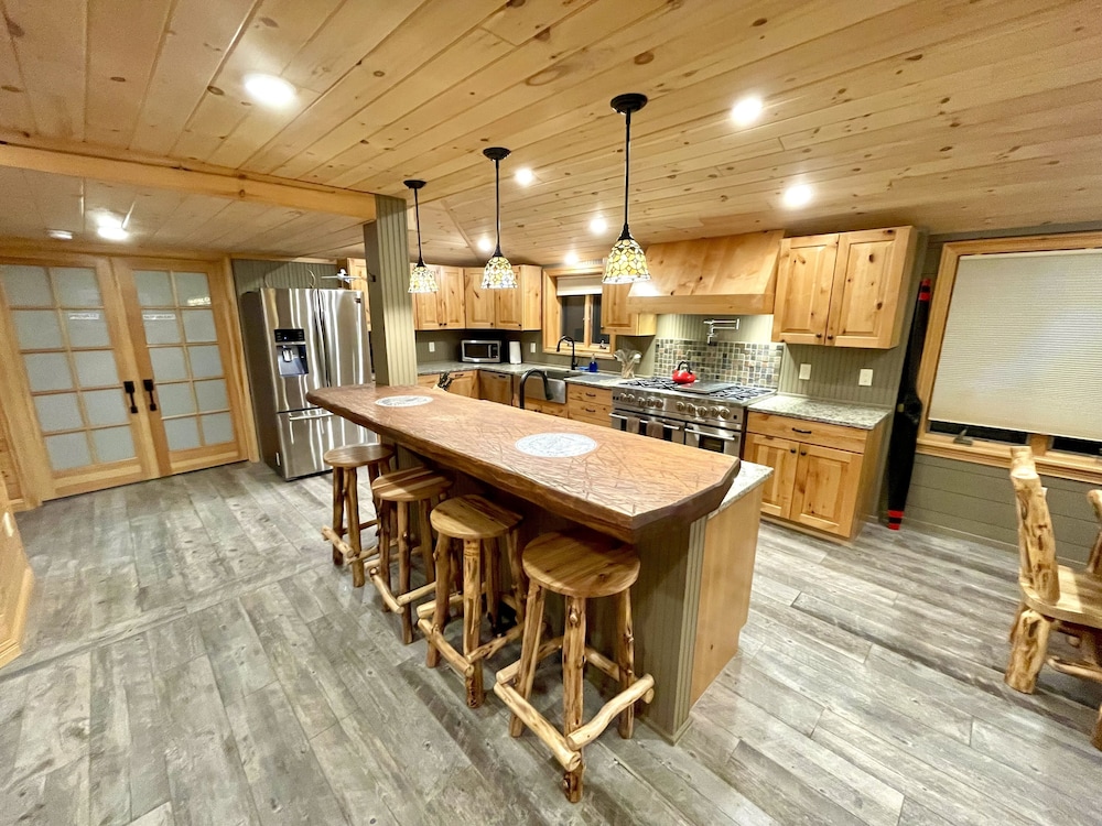 Luxury Cabin, 3 Bedrooms, Fireplace, Lake View photo 3