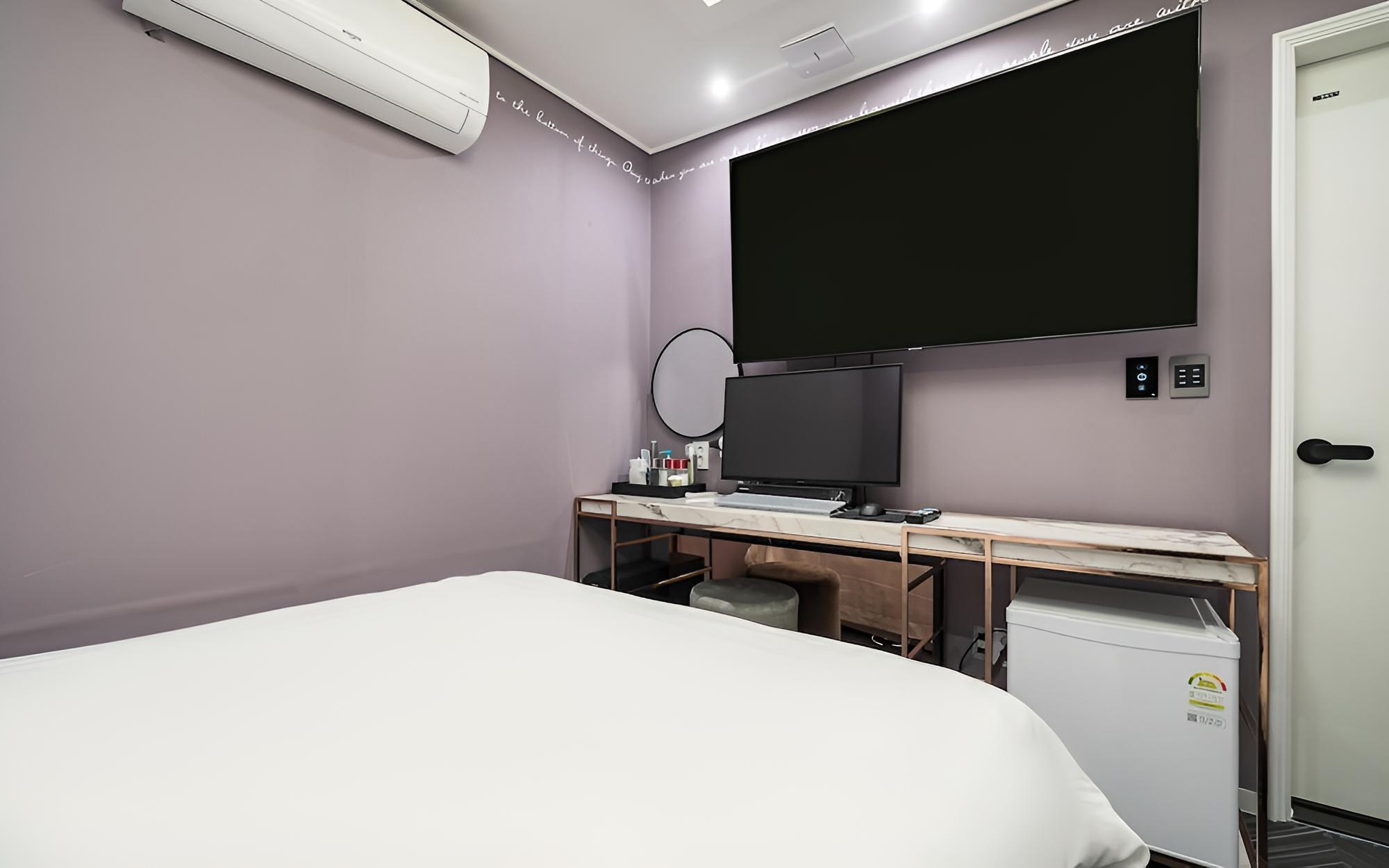Room (Premium Twin (TV)) - Photo 2