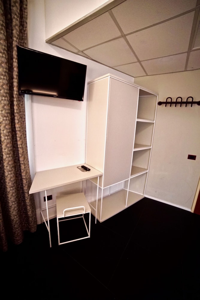 Classic Double or Twin Room, Ensuite - Photo 6