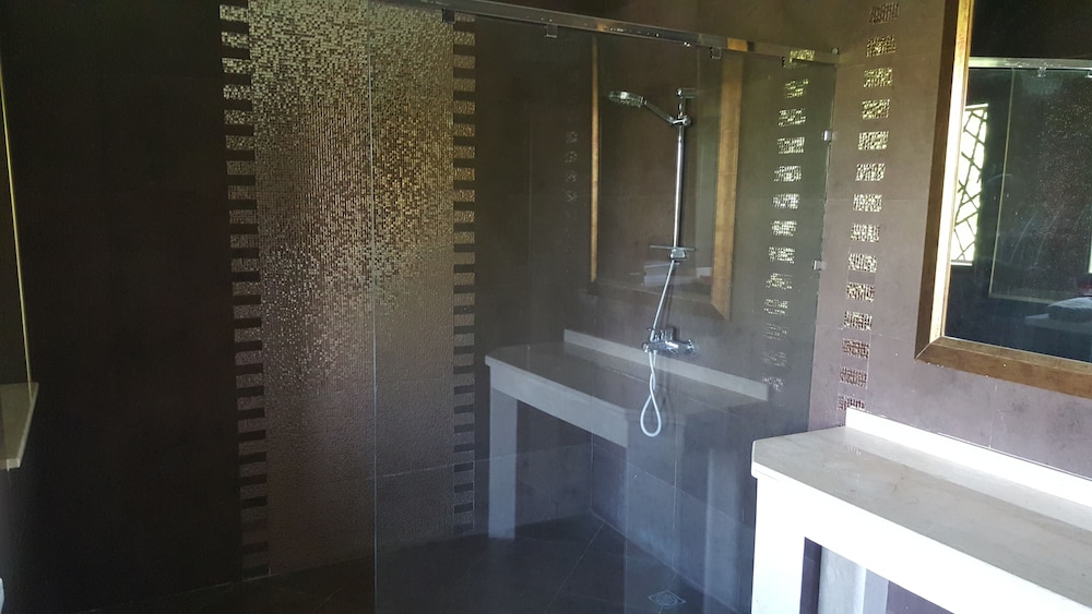 Villa, Smoking photo 3