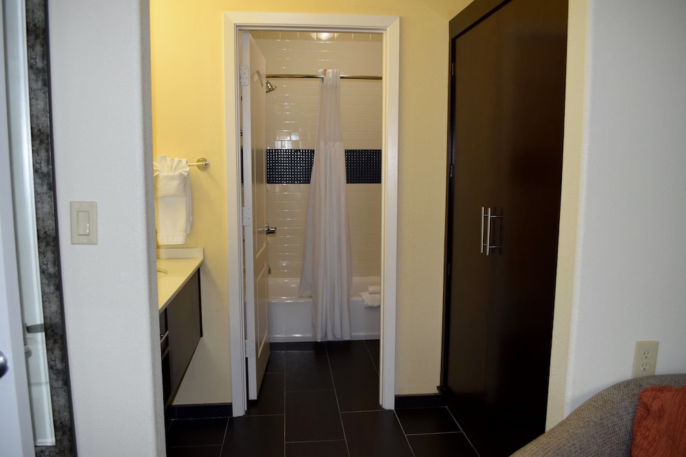 Suite, 2 Bedrooms, Kitchen - Photo 9