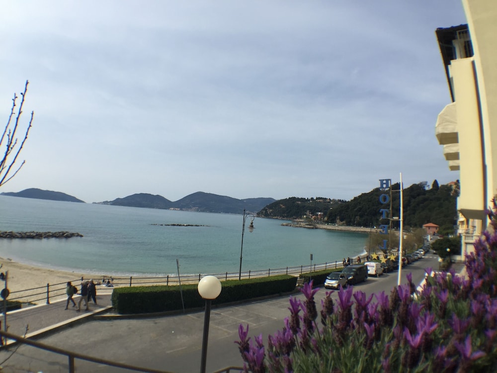 Double Room, Sea View - Photo 2