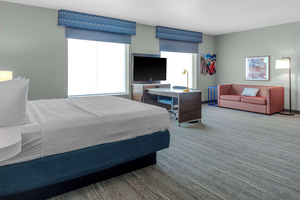 Studio, 1 King Bed, Refrigerator & Microwave (Wet bar) - Photo 5
