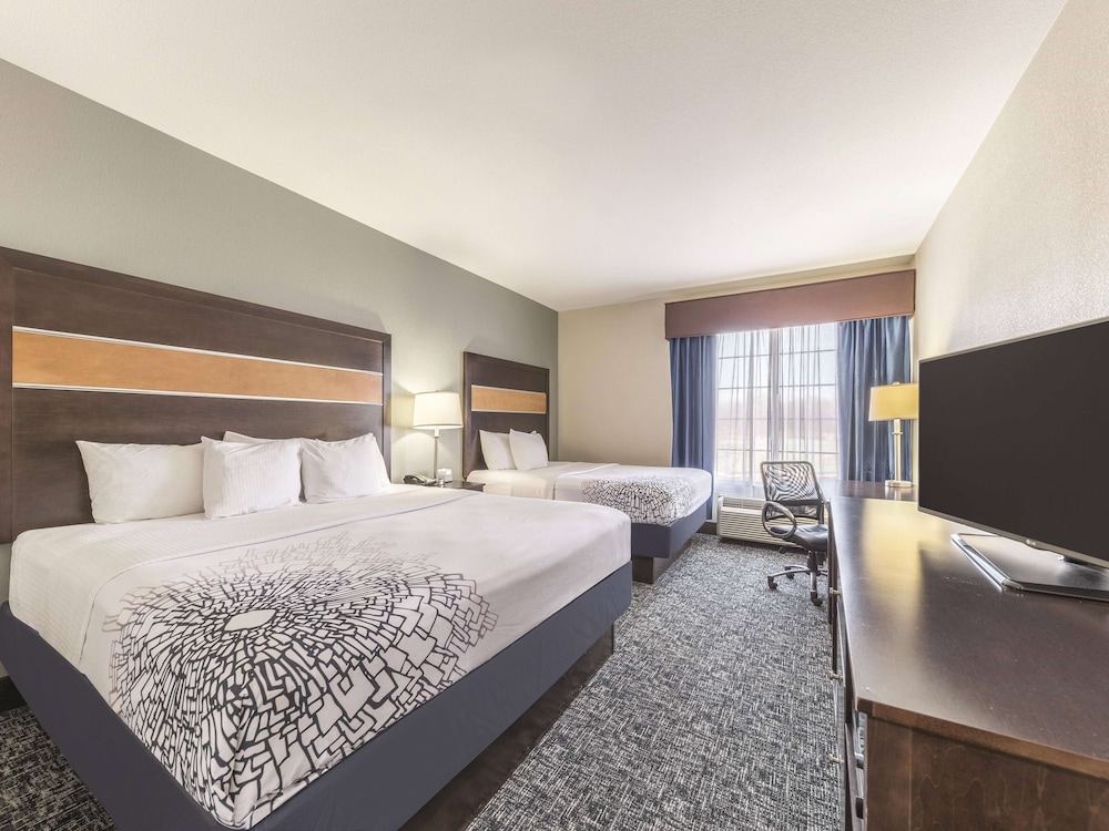 Deluxe Room, Multiple Beds, Non Smoking - Photo 4