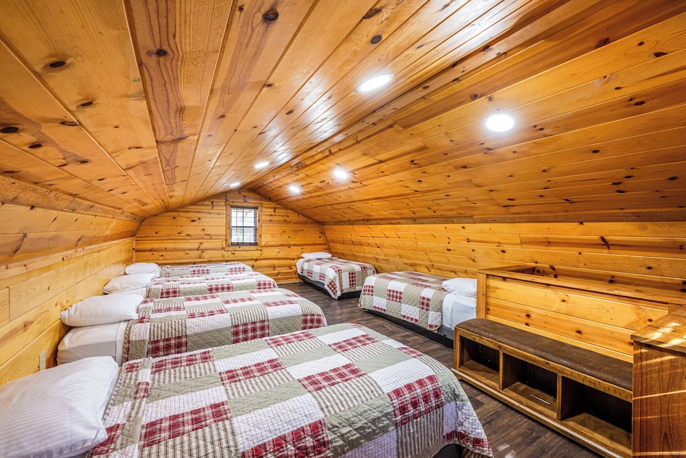 Loft Style Sportsman Cabin 6 Beds